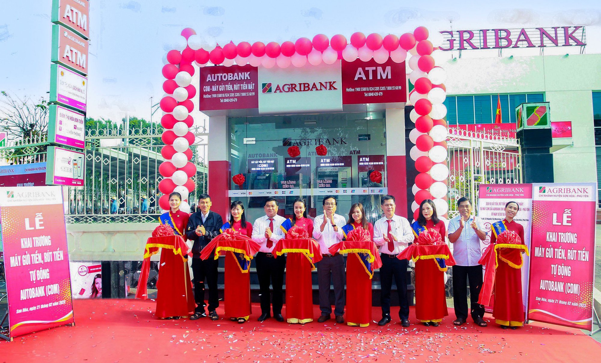 Agribank Phú Yên cung cấp dịch vụ ngân hàng hiện đại đến huyện miền núi Sơn Hòa - Ảnh 1.
