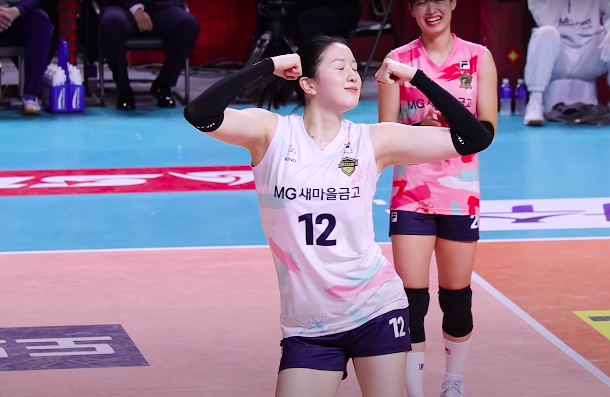 Vẻ đẹp hotgirl bóng chuyền Hàn Quốc nhảy điệu See tình ngay trên sân đấu - Ảnh 2.