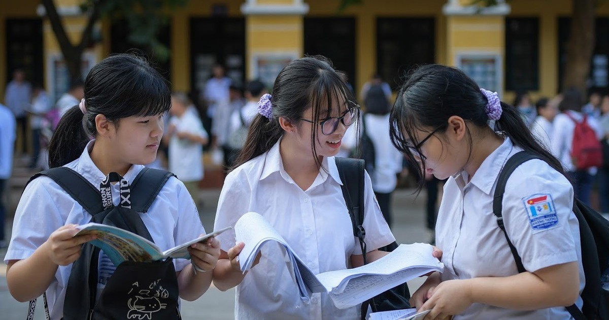 Tuyển sinh lớp 10 ở Hà Nội: Giảm môn thi, áp lực có giảm? - Ảnh 1.