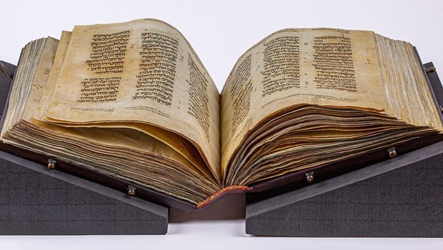 Sắp bán đấu giá cuốn Kinh Thánh Do Thái cổ nhất thế giới  - Ảnh 1.