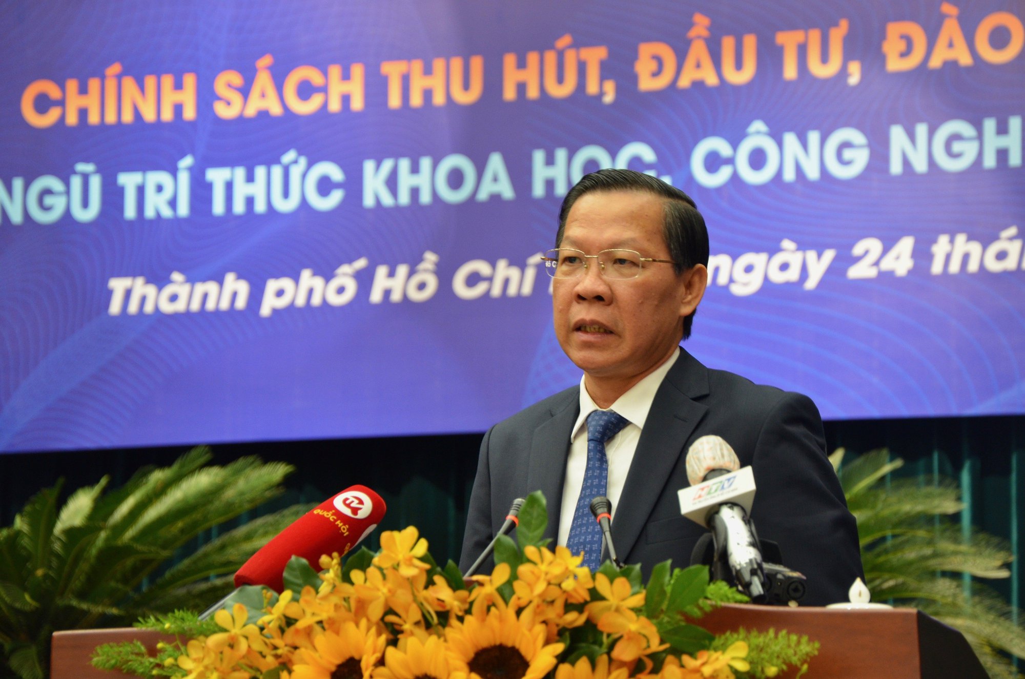 Chủ tịch UBND TP.HCM Phan Văn Mãi: Nhiều chính sách nhưng chỉ thu hút được khoảng 20 trí thức - Ảnh 1.