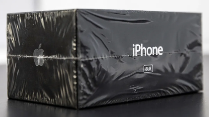 Mua iPhone đời đầu rồi cất không dùng, 15 năm sau lãi hơn 100 lần - Ảnh 1.