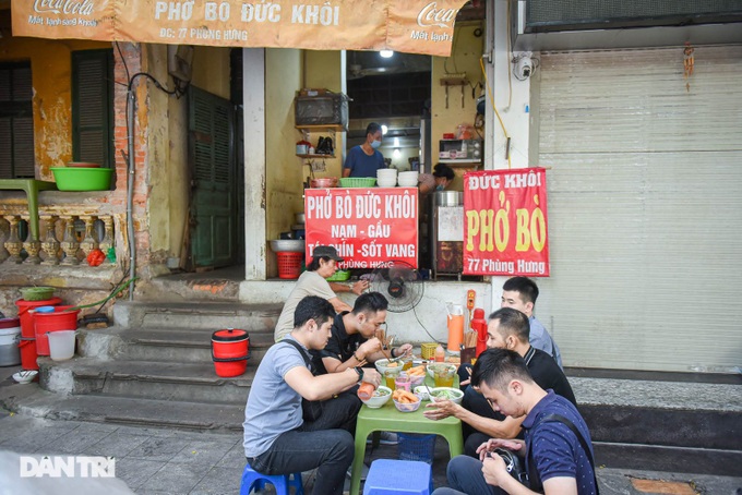 Hà Nội: Những quán phở giá chỉ bằng nửa phở Thìn, khách đông ngồi chật kín bàn - Ảnh 3.