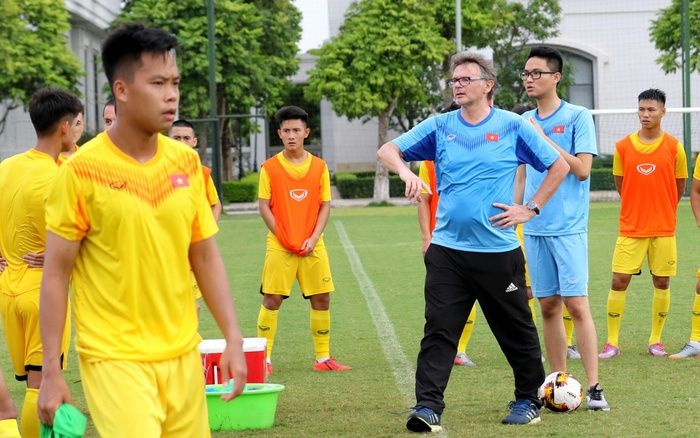 HLV Troussier &quot;chơi bài ngửa&quot; với U23 Việt Nam - Ảnh 1.