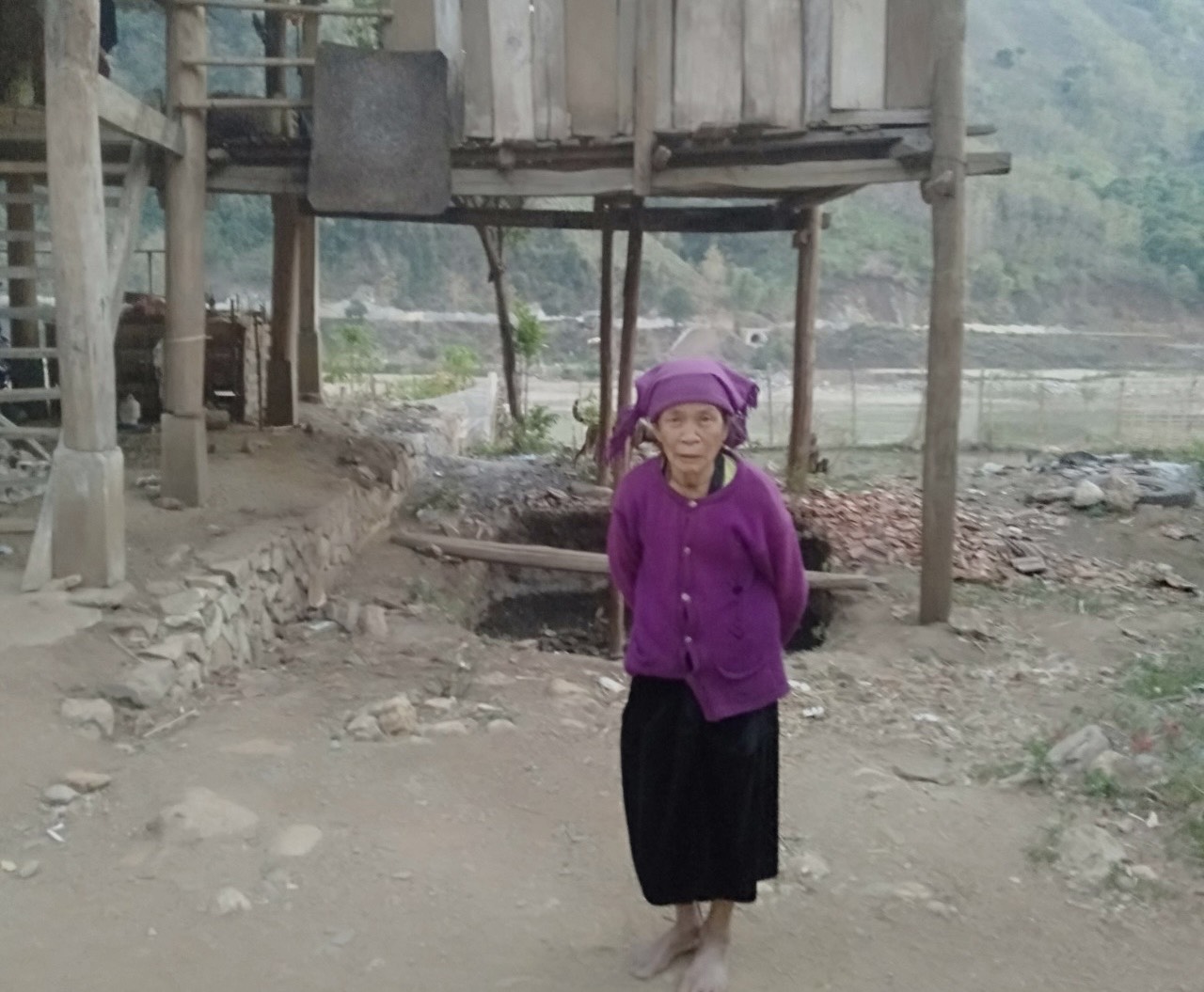 Nghẹn ngào ước mơ cuối đời của cụ bà dân tộc Thái gần 100 tuổi - Ảnh 2.