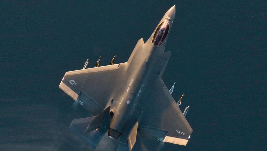 Sai lầm của phi công khiến tiêm kích F-35C Mỹ lao xuống Biển Đông - Ảnh 18.