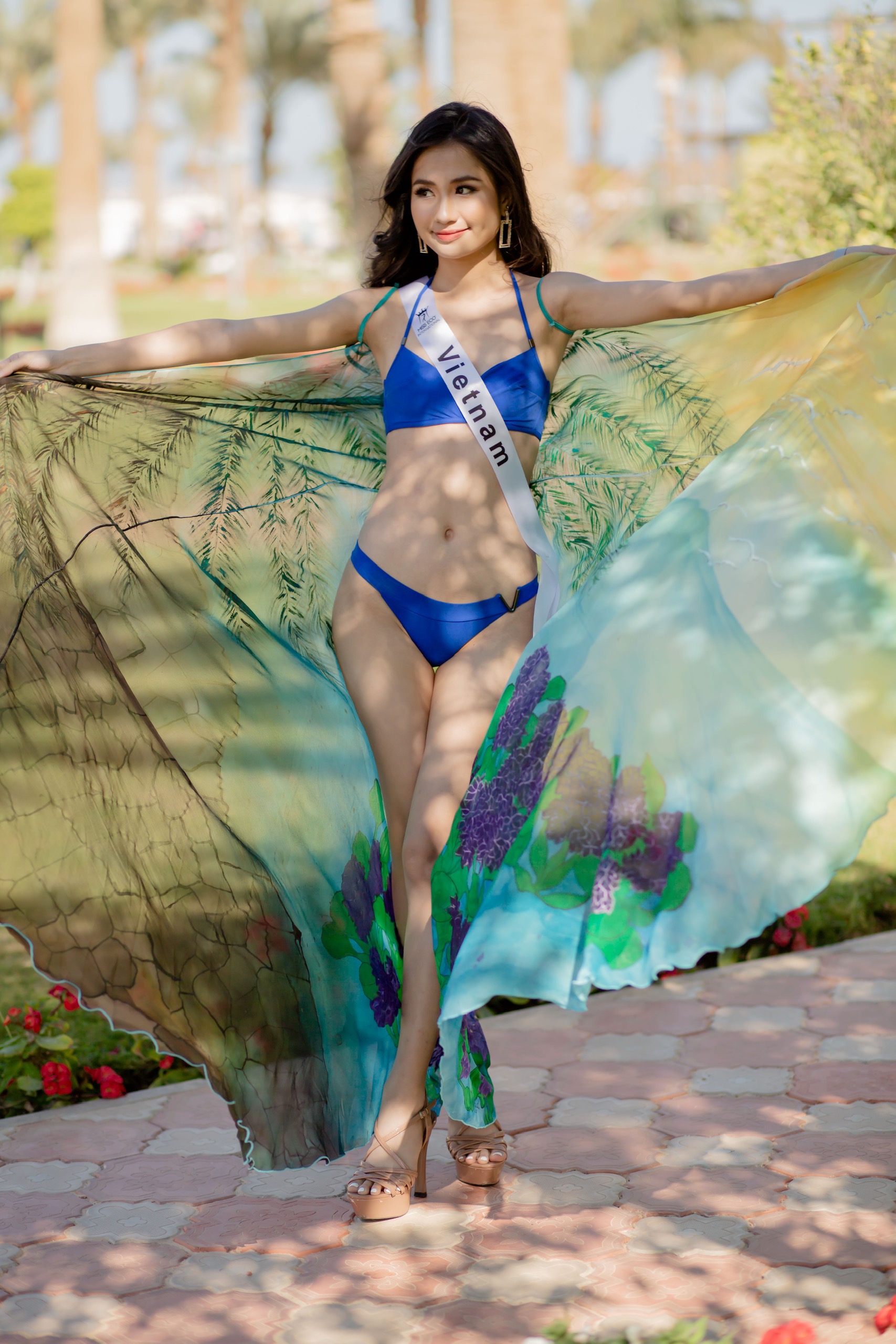 Hoa hậu Môi trường Nguyễn Thanh Hà dùng tấm áo choàng lụa kể lại câu chuyện một dòng sông - Ảnh 4.
