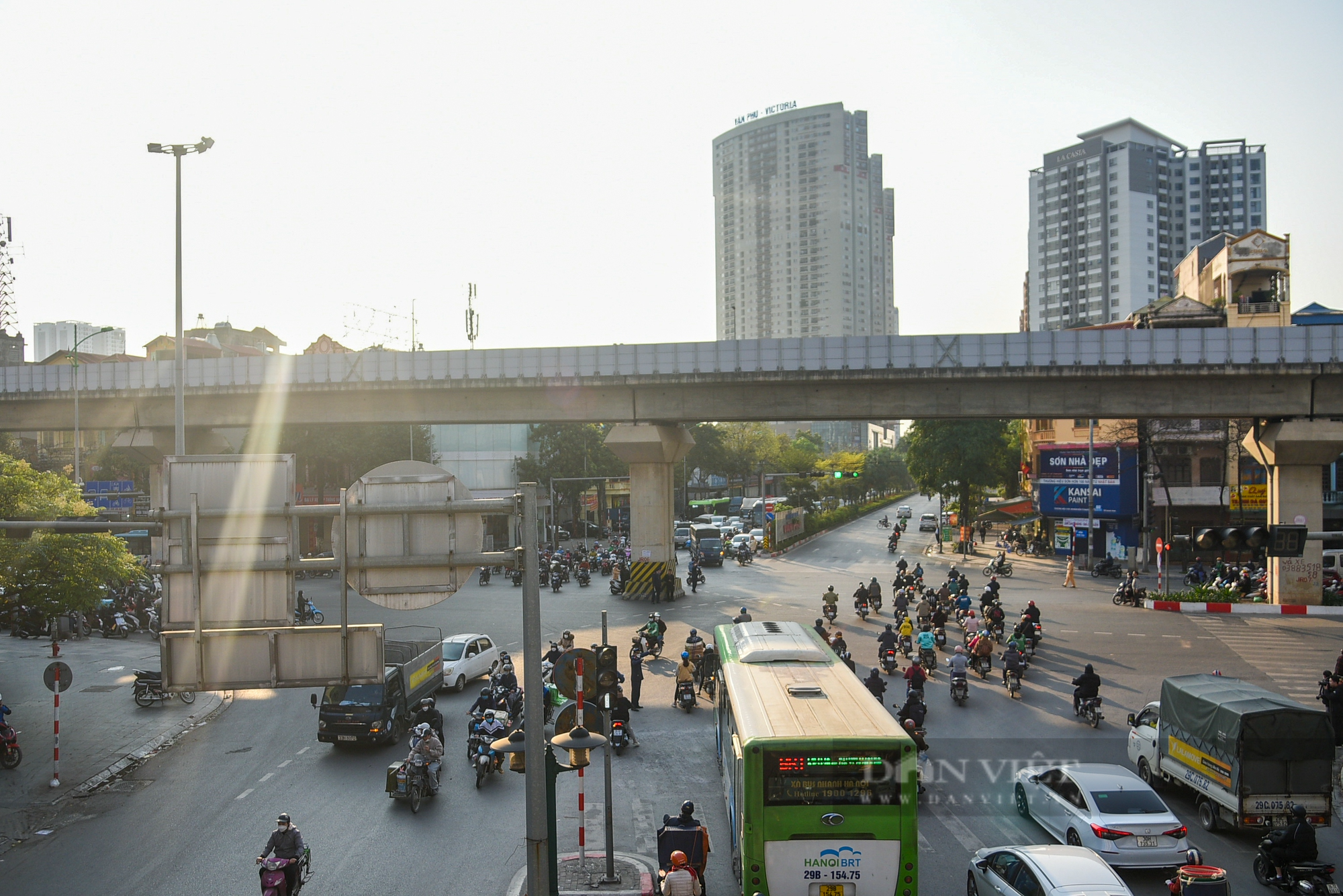 Giao thông hỗn loạn trong ngày đầu thí điểm điều chỉnh nút giao Lê Trọng Tấn - Quang Trung - Ảnh 2.