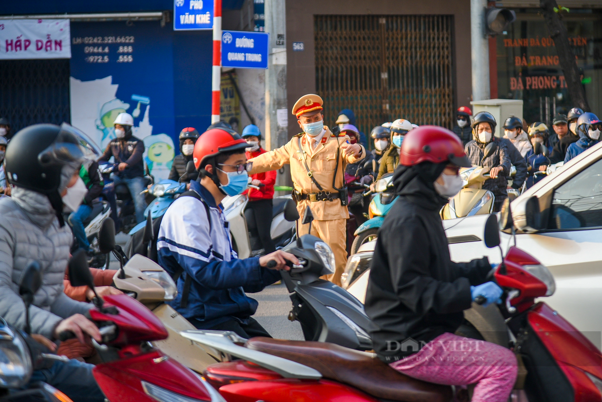 Giao thông hỗn loạn trong ngày đầu thí điểm điều chỉnh nút giao Lê Trọng Tấn - Quang Trung - Ảnh 7.