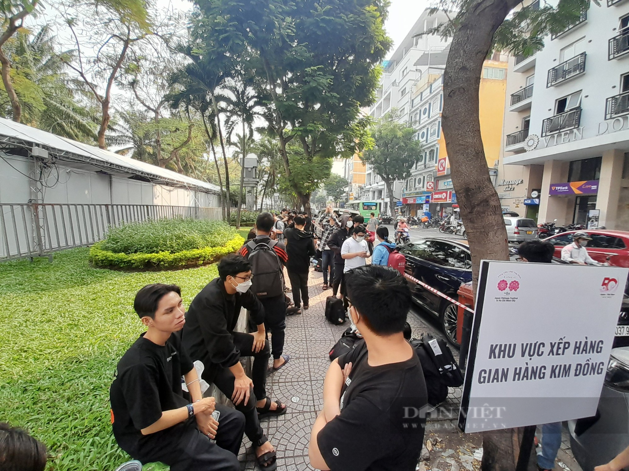 Giới trẻ Sài Gòn xếp hàng dài trăm mét mua truyện tranh tại Lễ hội Việt - Nhật - Ảnh 4.