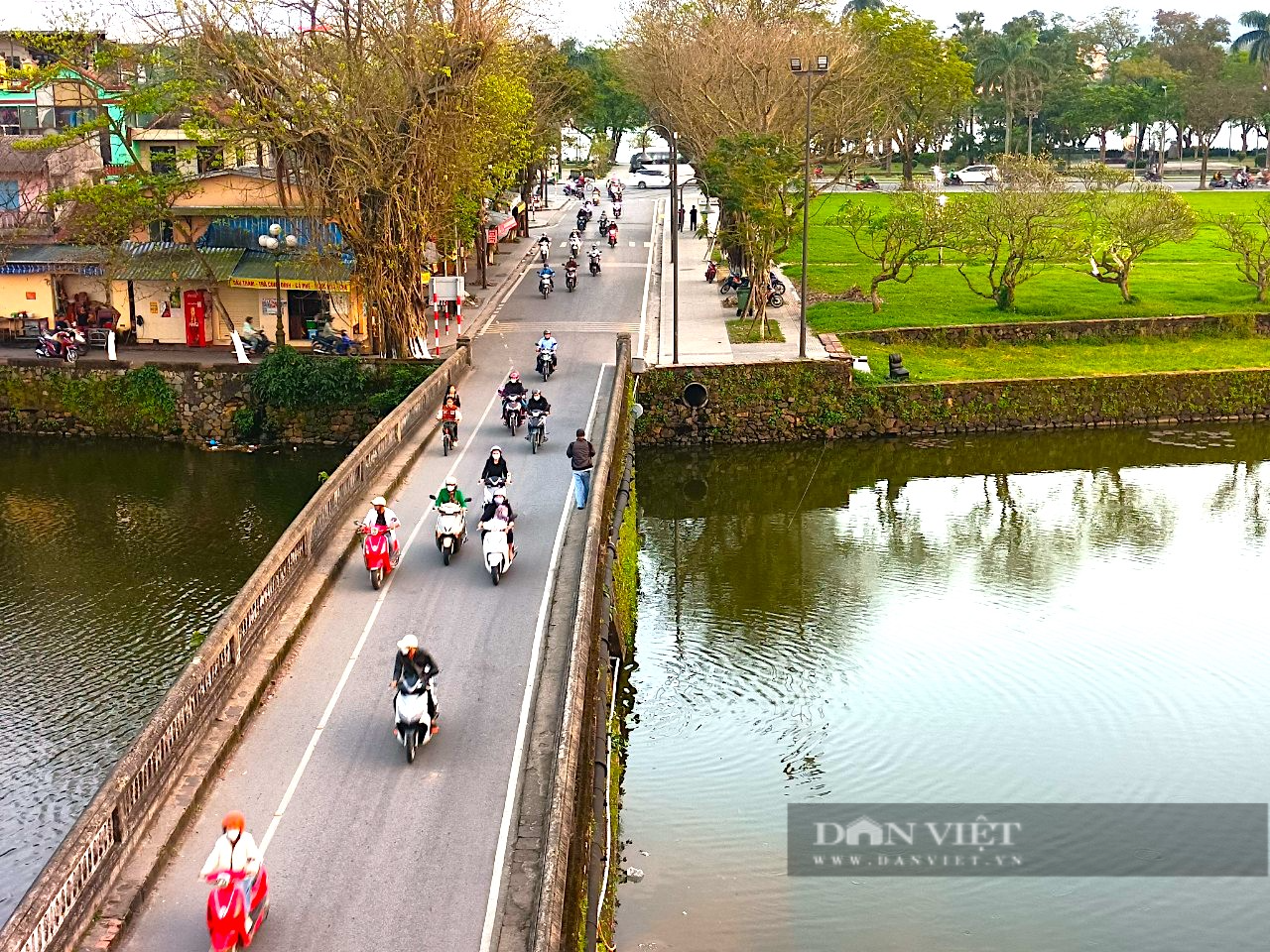 Nét đẹp cổ kính con đường đi bộ phía trên thượng thành Đại Nội Huế khiến du khách say đắm - Ảnh 2.