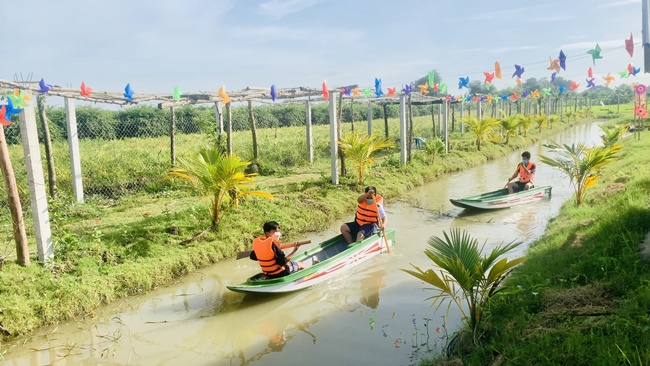 Một nông dân Gò Công Đông ở Tiền Giang lai tạo thành công giống chanh dây mới lạ, vườn đẹp như phim - Ảnh 2.