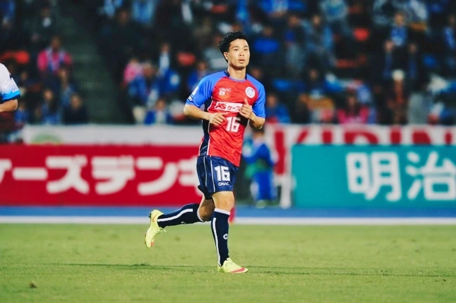 Bị HLV Yokohama FC cho ra rìa, Công Phượng phản ứng bất ngờ - Ảnh 1.