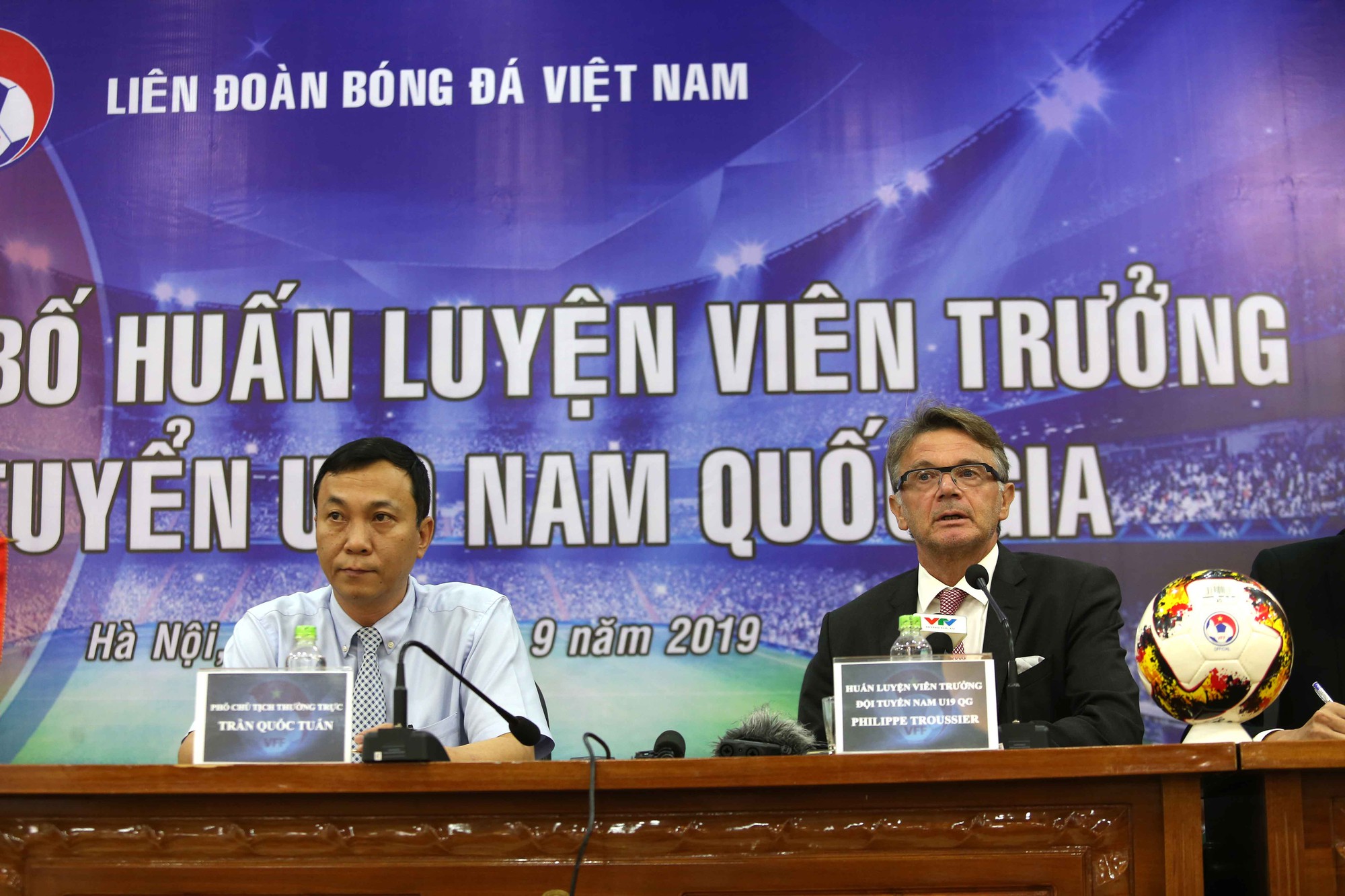 Bất ngờ người đưa HLV Philippe Troussier trở lại Việt Nam  - Ảnh 1.