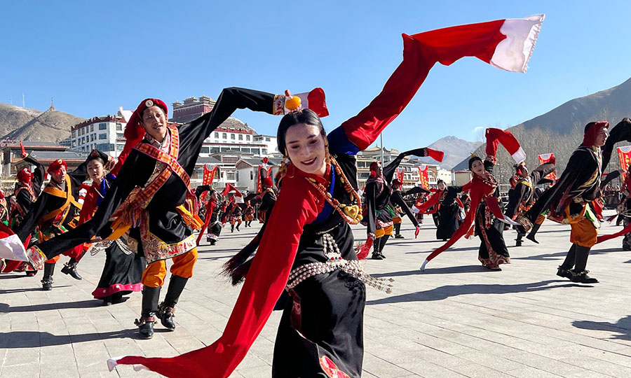 Tấp nập du khách trải nghiệm Lễ hội mùa Xuân Tây Tạng nơi “nóc nhà thế giới” - Ảnh 5.