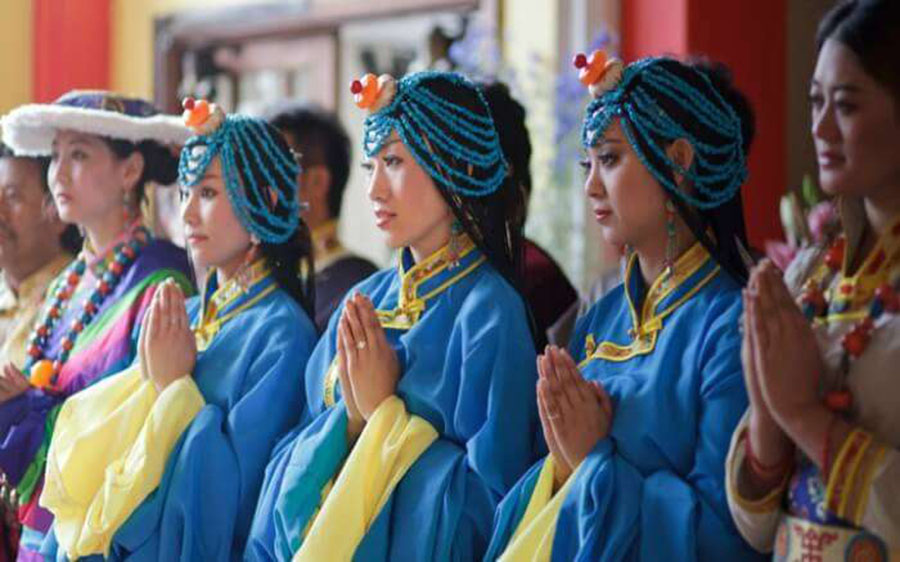 Tấp nập du khách trải nghiệm Lễ hội mùa Xuân Tây Tạng nơi “nóc nhà thế giới” - Ảnh 6.