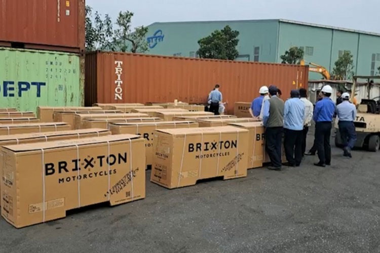 Tạm giữ lô xe Brixton tiền tỷ, nghi gian lận xuất xứ vào Việt Nam - Ảnh 1.