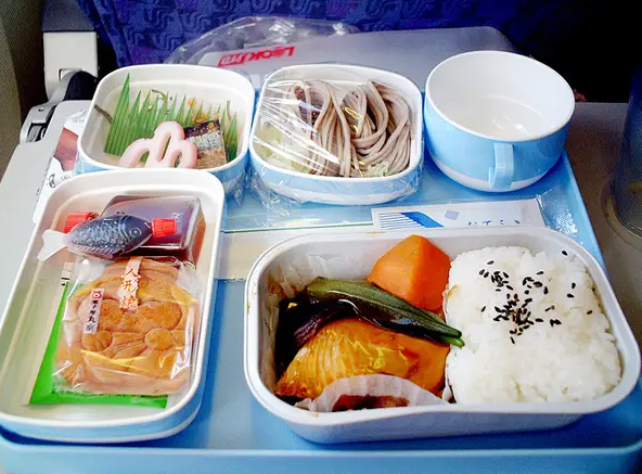 6 sự thật khiến đồ ăn trên máy bay 'kém ngon' hơn bình thường? - Ảnh 1.