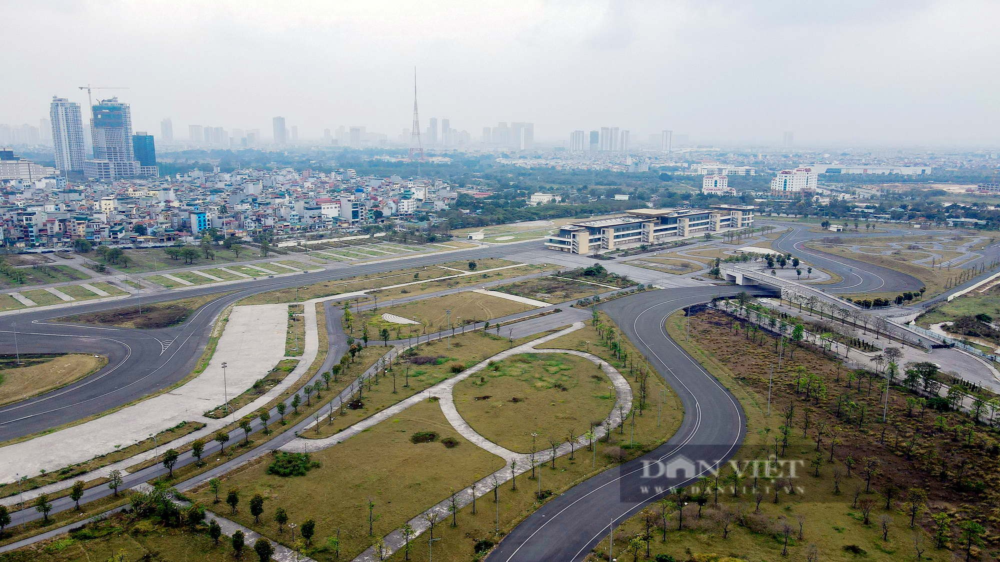 Ảnh ấn tượng tuần: &quot;Cần mua đất gấp&quot;ở Hà Nội và tuyến cao tốc Bắc Nam sắp hoàn thành - Ảnh 1.