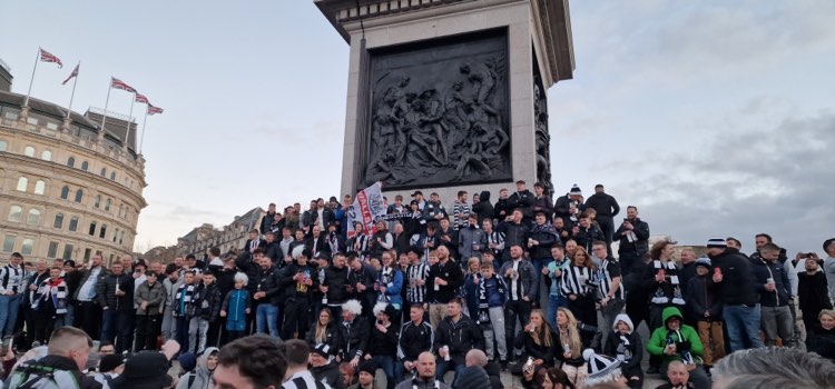 CĐV Newcastle đổ bộ về London “tiếp lửa” đội nhà quyết đấu M.U - Ảnh 3.