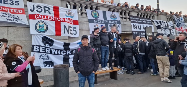 CĐV Newcastle đổ bộ về London “tiếp lửa” đội nhà quyết đấu M.U - Ảnh 4.