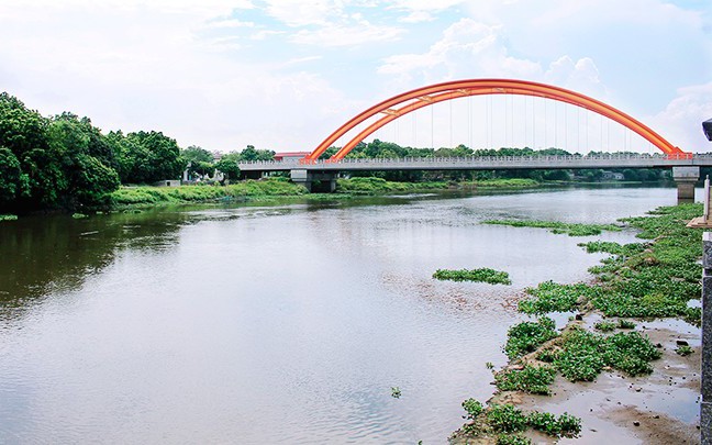 Một dòng sông nổi tiếng, bắt nguồn từ sông Hồng chảy trọn vẹn trong tỉnh Hà Nam rồi lại tìm ra sông Hồng