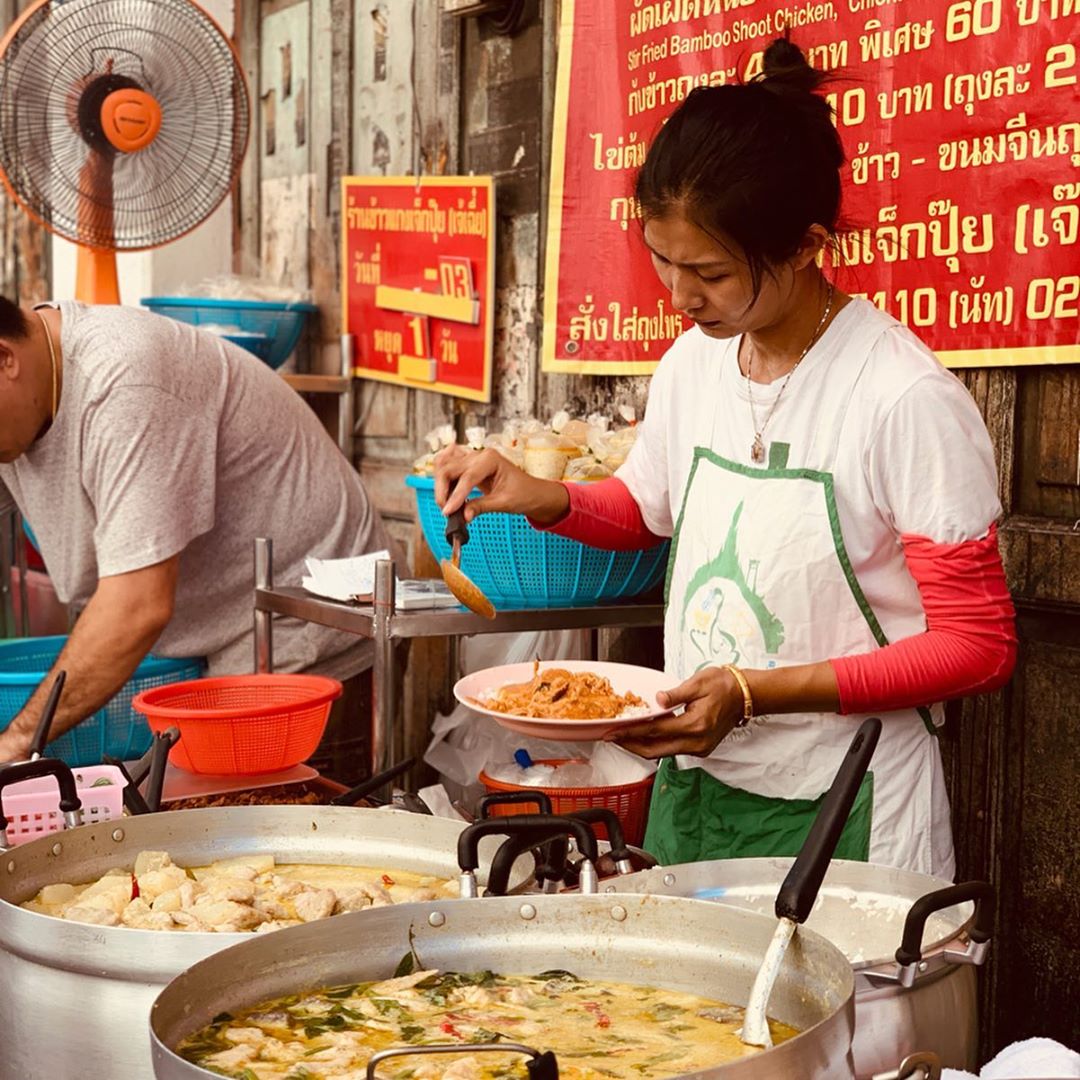 Quán cơm cà ri 50 tuổi ở Thái Lan: Hình thức đặc biệt, phải kê lên đùi ăn, nhưng tại sao khách vẫn xếp hàng - Ảnh 3.