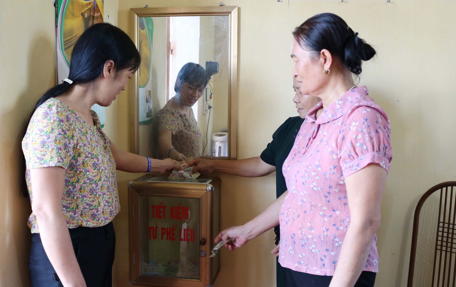 Picking up things the whole village threw away, this commune sister in Thai Binh earns millions to help the poor - Photo 4.