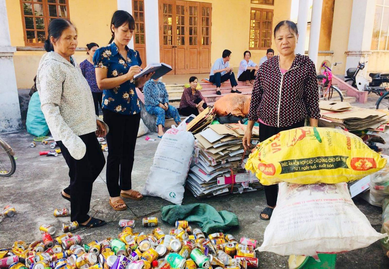 Nhặt thứ cả làng vứt đi, chị em xã này ở Thái Bình kiếm tiền triệu giúp nhà nghèo - Ảnh 3.