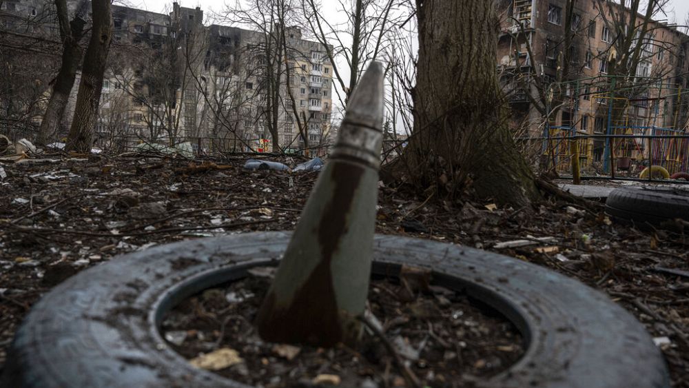 Chiến sự Ukraine: Thành phố Vuhledar ở Donetsk tan nát vì giao tranh ác liệt - Ảnh 1.