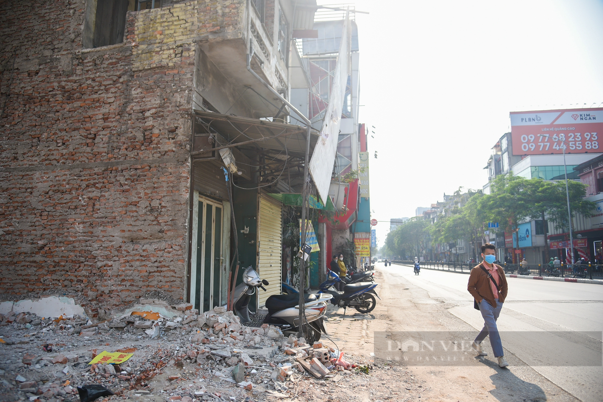 Tiểu thương phố thời trang ở Hà Nội tranh thủ &quot;xả hàng&quot; trước khi bị giải phóng mặt bằng - Ảnh 3.