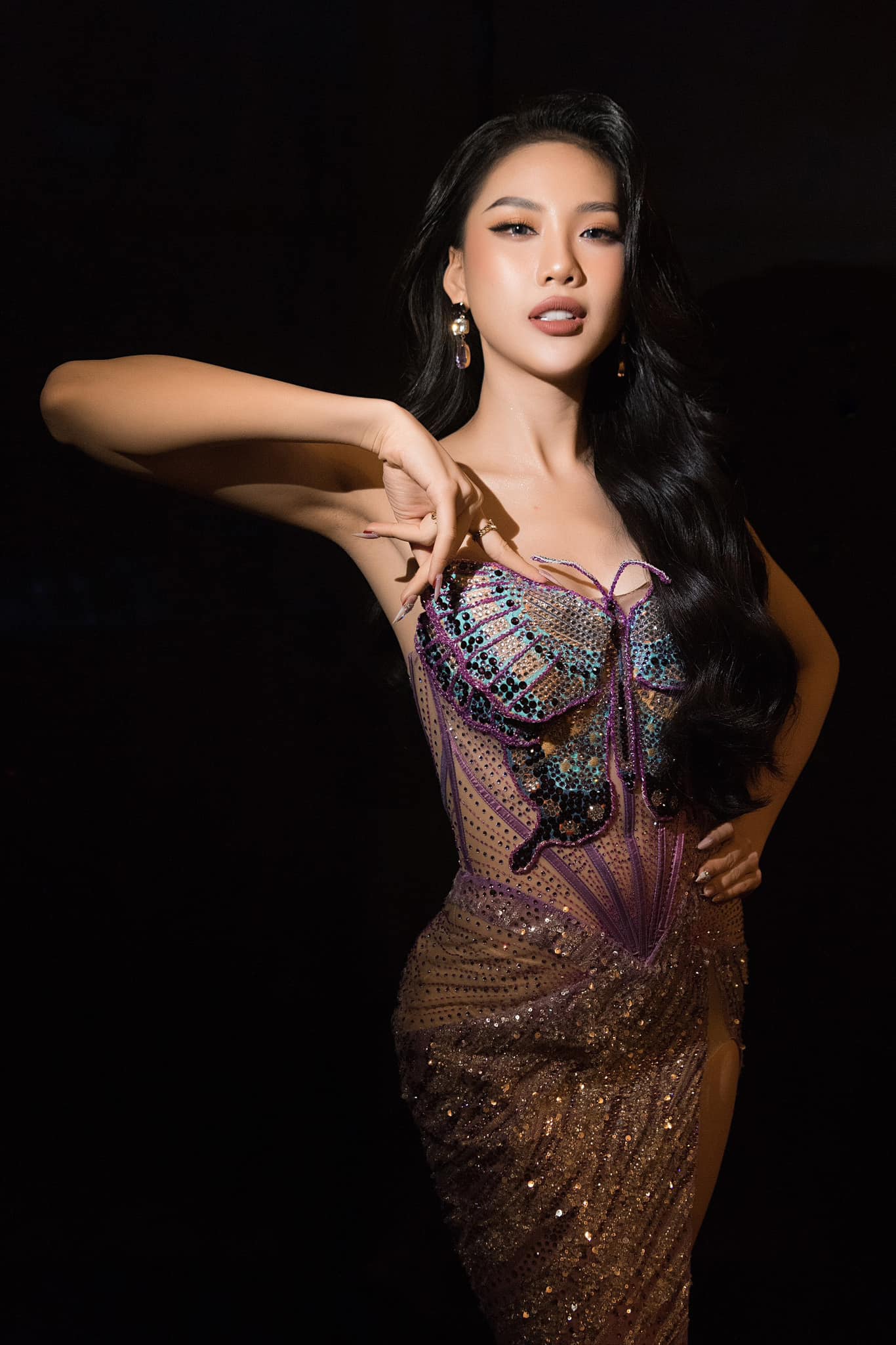 Siêu mẫu Bùi Quỳnh Hoa nói gì khi bị nghi ngờ được Hương Giang ưu ái mời ngồi “ghế nóng” Miss International Queen Vietnam 2023 - Ảnh 4.