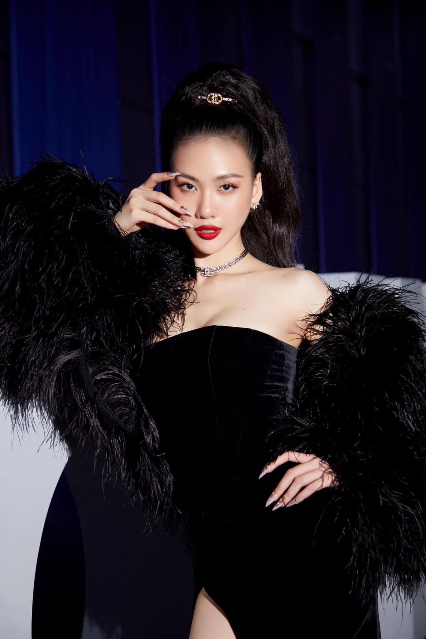 Siêu mẫu Bùi Quỳnh Hoa nói gì khi bị nghi ngờ được Hương Giang ưu ái mời ngồi “ghế nóng” Miss International Queen Vietnam 2023 - Ảnh 3.