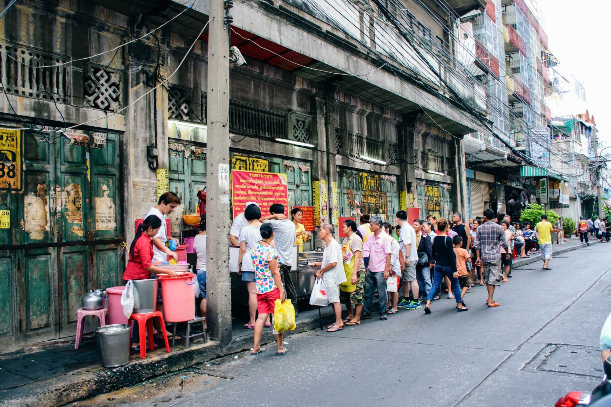 Quán cơm cà ri 50 tuổi ở Thái Lan: Hình thức đặc biệt, phải kê lên đùi ăn, nhưng tại sao khách vẫn xếp hàng - Ảnh 2.