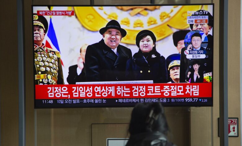 Ông Kim Jong-un có ý định gì khi liên tục đưa con gái lên truyền thông? - Ảnh 1.