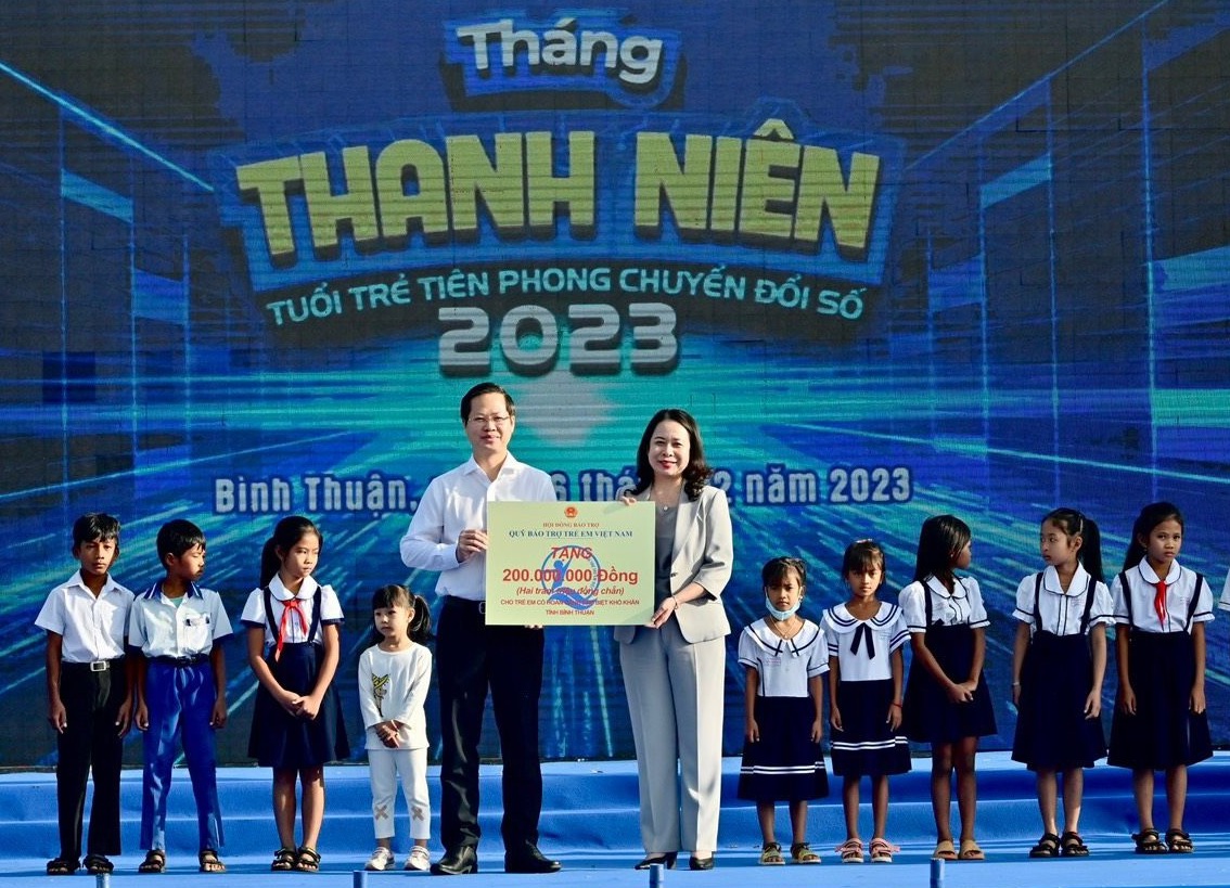 Quyền Chủ tịch nước Võ Thị Ánh Xuân dự Tháng Thanh niên và tặng quà cho người nghèo ở Bình Thuận  - Ảnh 5.