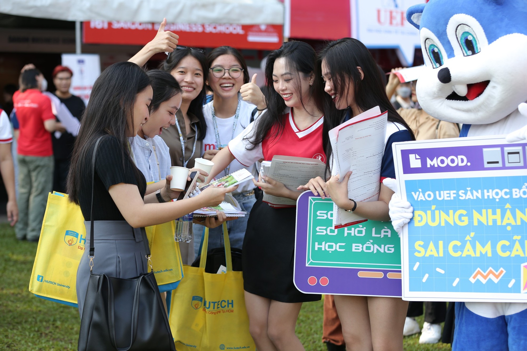 Ngày hội tuyển sinh - hướng nghiệp 2023: Giải đáp băn khoăn, thắc mắc của hàng ngàn học sinh - Ảnh 2.