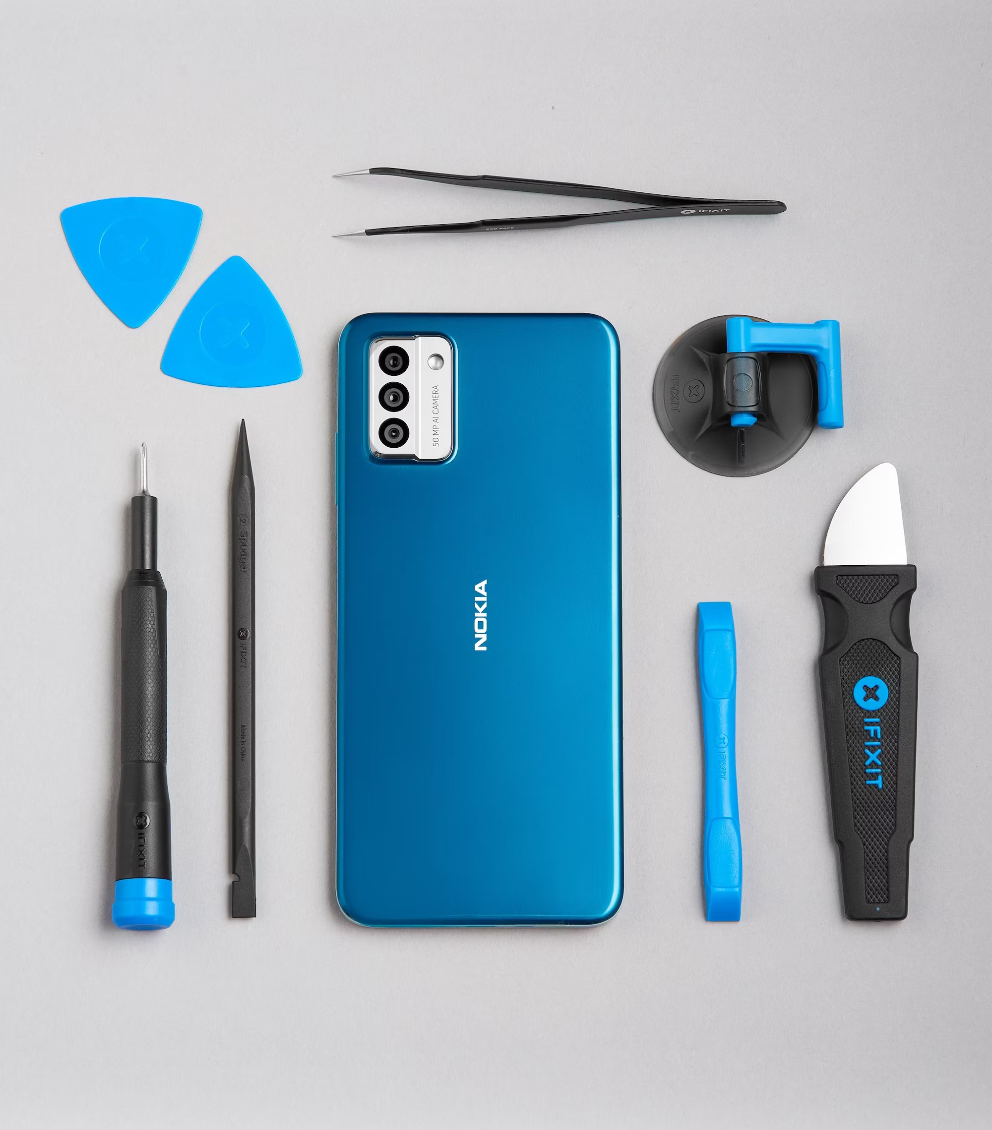 Nokia G22 có mặt sau bằng nhựa tái chế 100% dễ dàng tháo ra để hoán đổi các bộ phận bị hỏng. Đồng thời, nó cũng được trang bị các công cụ và hướng dẫn sửa chữa từ iFixit, người dùng có thể thay thế nắp lưng, pin, màn hình và cổng sạc của điện thoại. Ảnh: @AFP.