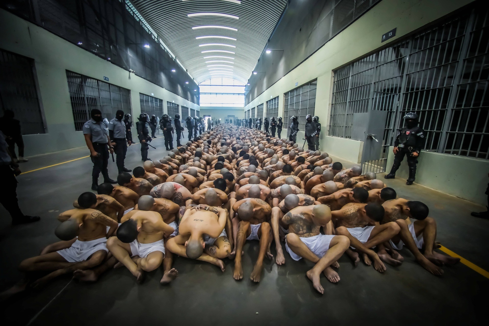 Hình ảnh đầu tiên về 2.000 phạm nhân tới siêu nhà tù lớn nhất châu Mỹ - Ảnh 1.