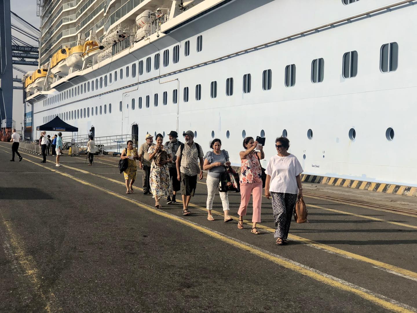 3.500 khách đi siêu du thuyền tới TP.HCM, tham quan Củ Chi, mua sắm ở chợ Bến Thành - Ảnh 1.
