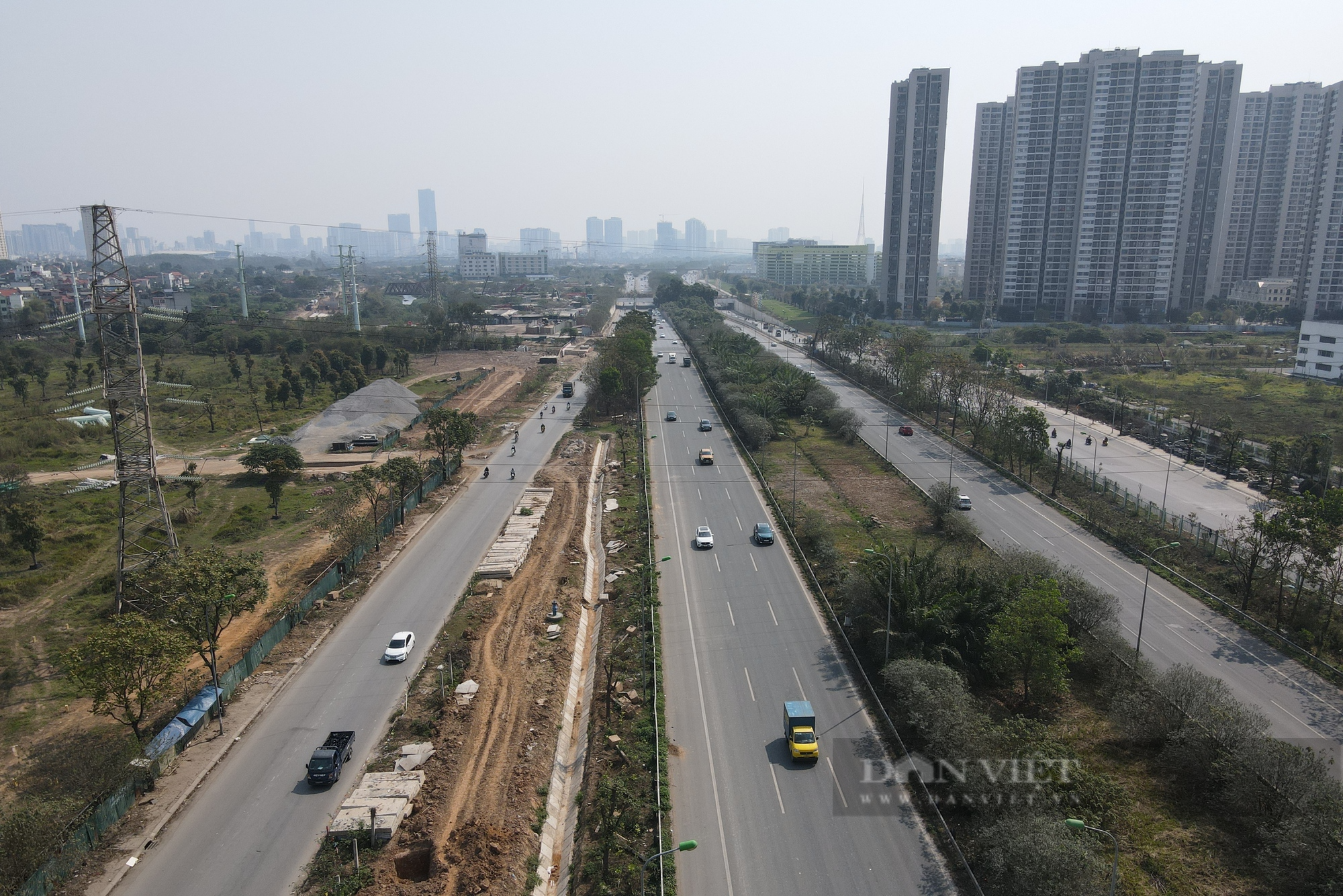 Hàng cây xanh chết khô trên Đại lộ Thăng Long được nhổ bỏ - Ảnh 3.