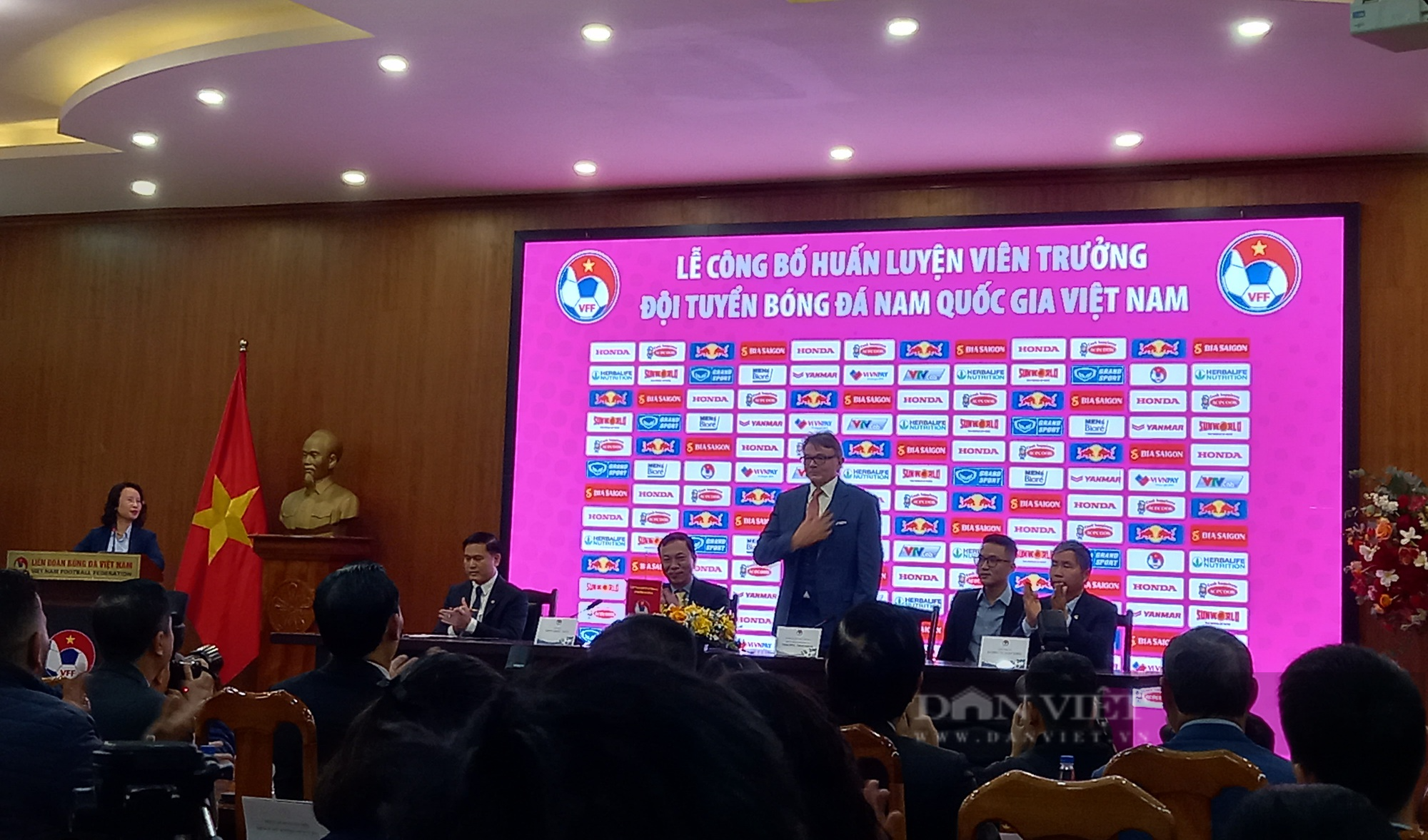 HLV Philippe Troussier mạnh mẽ tuyên bố tham vọng cùng ĐT Việt Nam dự World Cup - Ảnh 1.