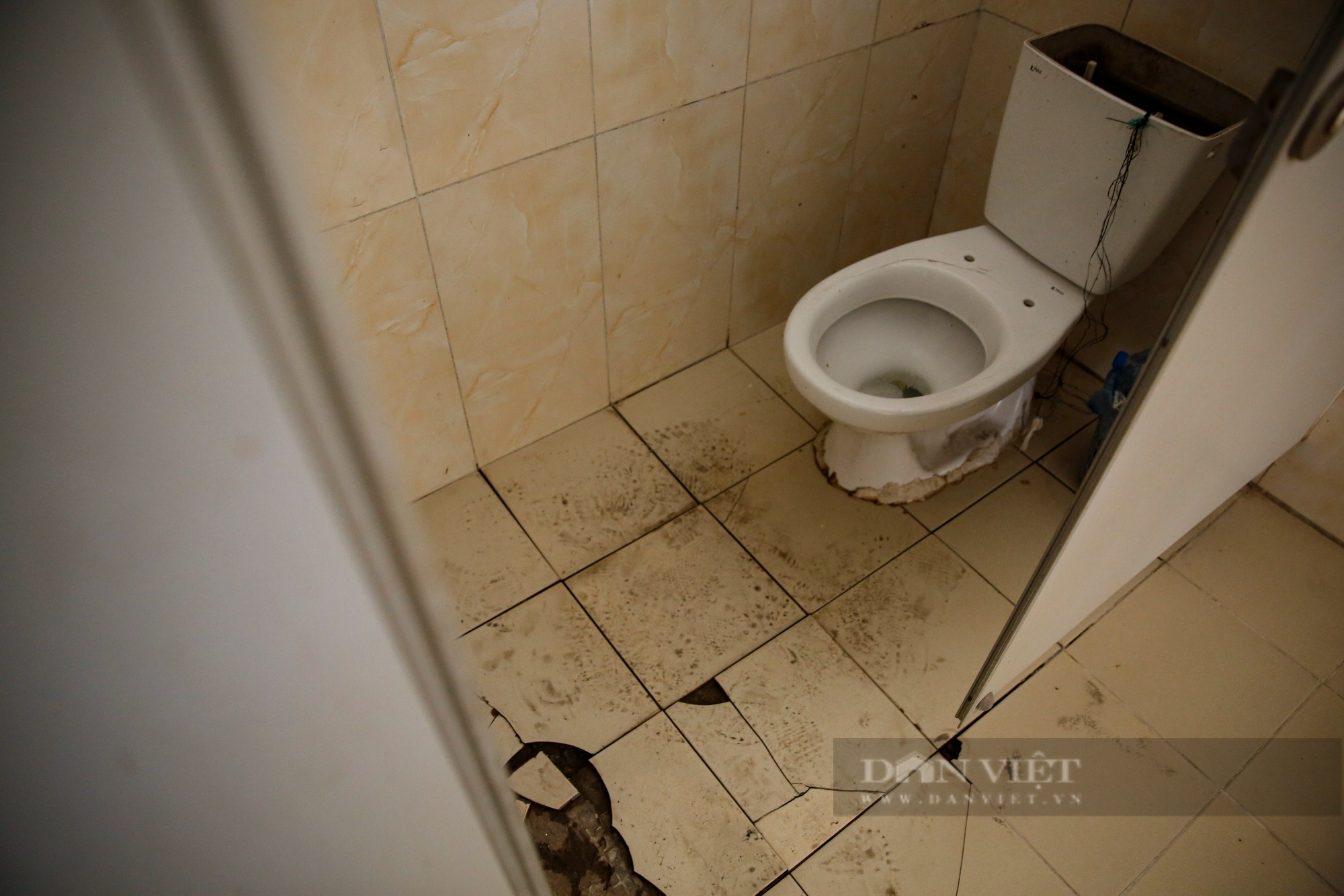 Nhà vệ sinh công cộng tại Hà Nội xuống cấp, nơi bỏ hoang, nơi cảnh báo chỉ đi &quot;nhẹ&quot;  - Ảnh 12.