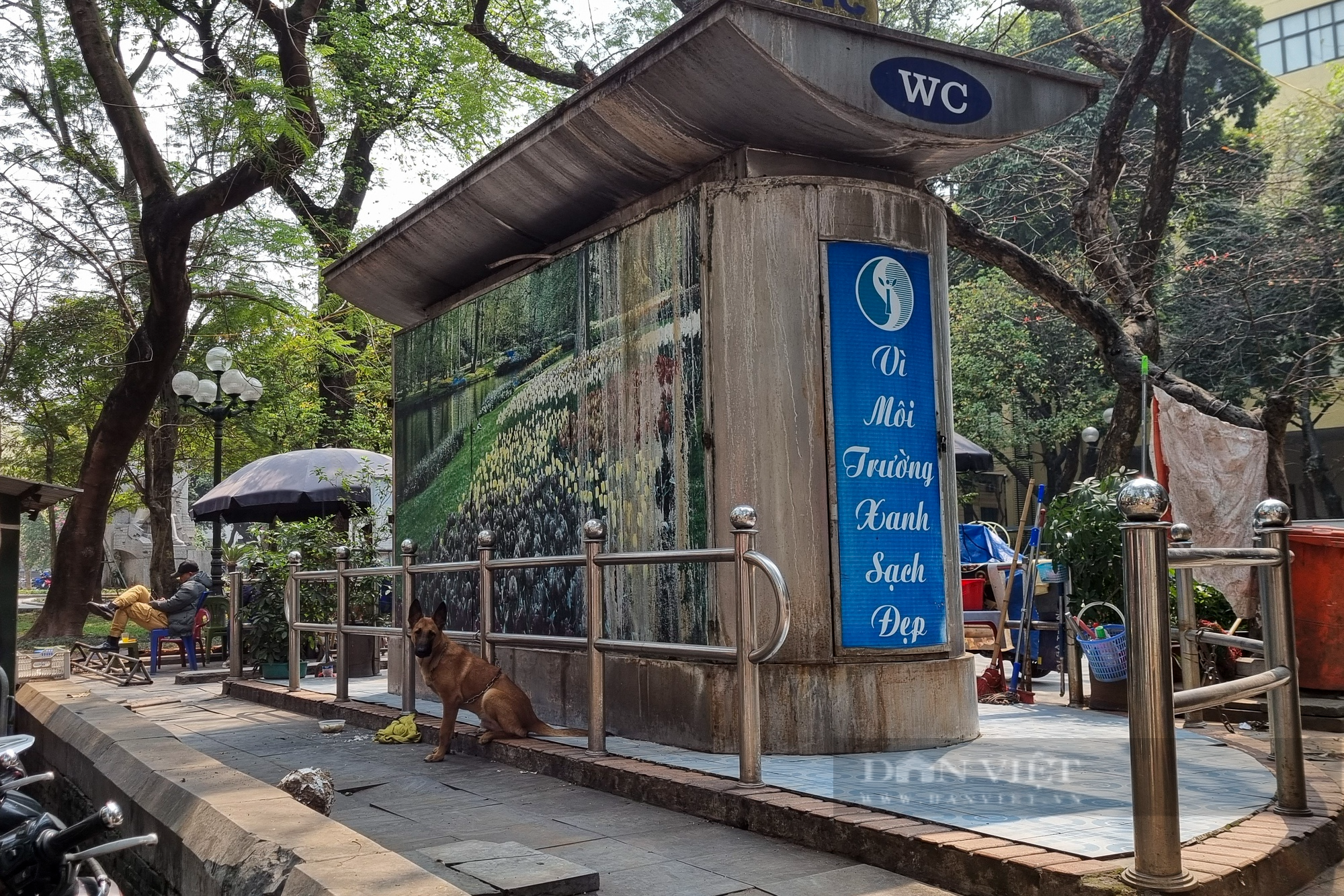 Nhà vệ sinh công cộng tại Hà Nội xuống cấp, nơi bỏ hoang, nơi cảnh báo chỉ đi &quot;nhẹ&quot;  - Ảnh 14.