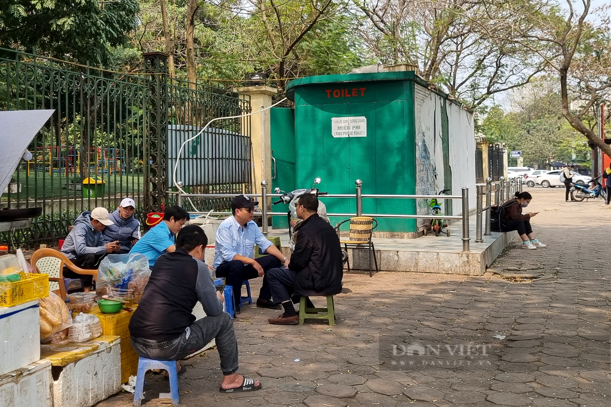 Nhà vệ sinh công cộng tại Hà Nội xuống cấp, nơi bỏ hoang, nơi cảnh báo chỉ đi &quot;nhẹ&quot;  - Ảnh 16.