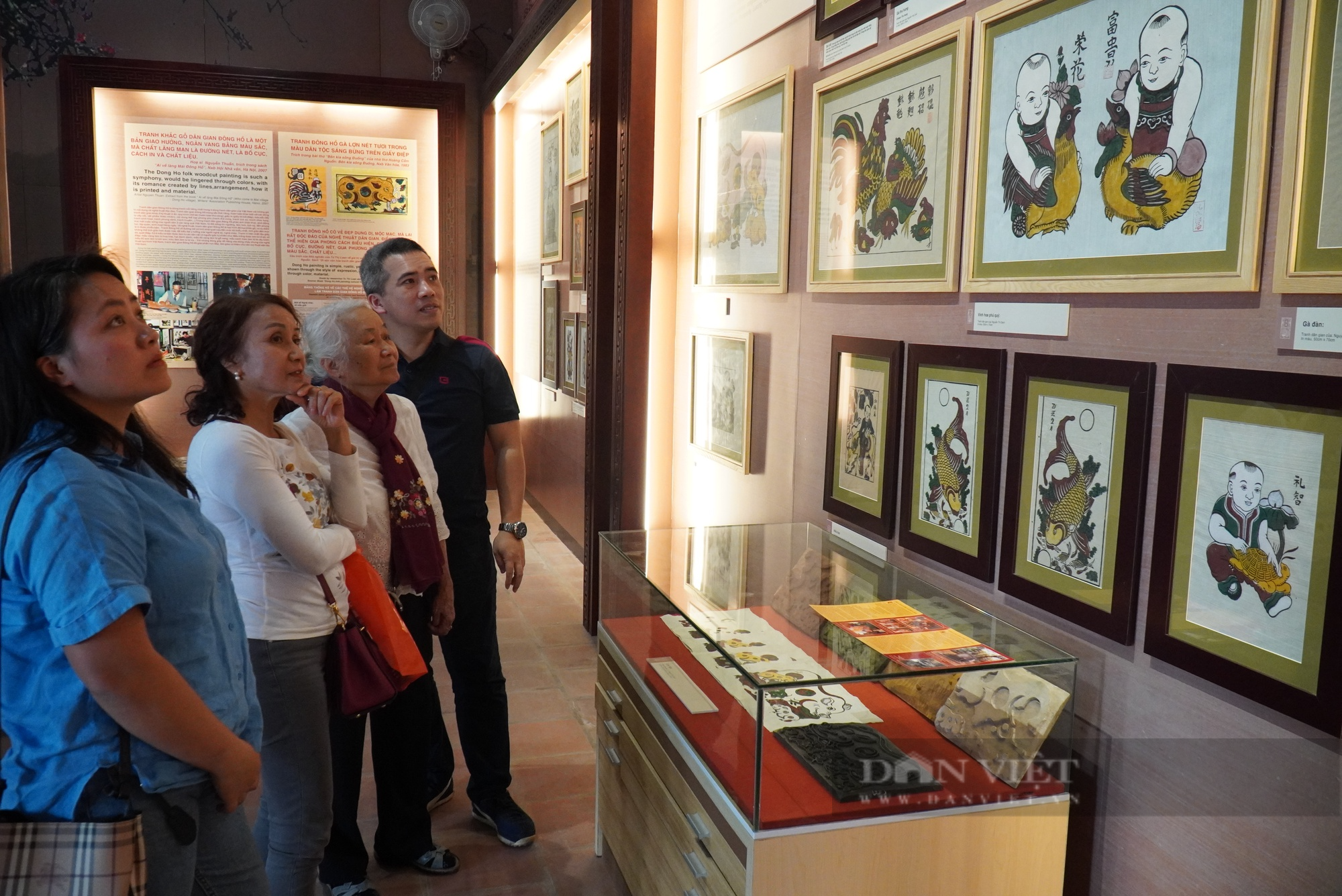 Giới trẻ thích thú trải nghiệm khu trưng bày, trực tiếp sờ vào nguyên liệu, tự tay làm tranh Đông Hồ yêu thích - Ảnh 7.