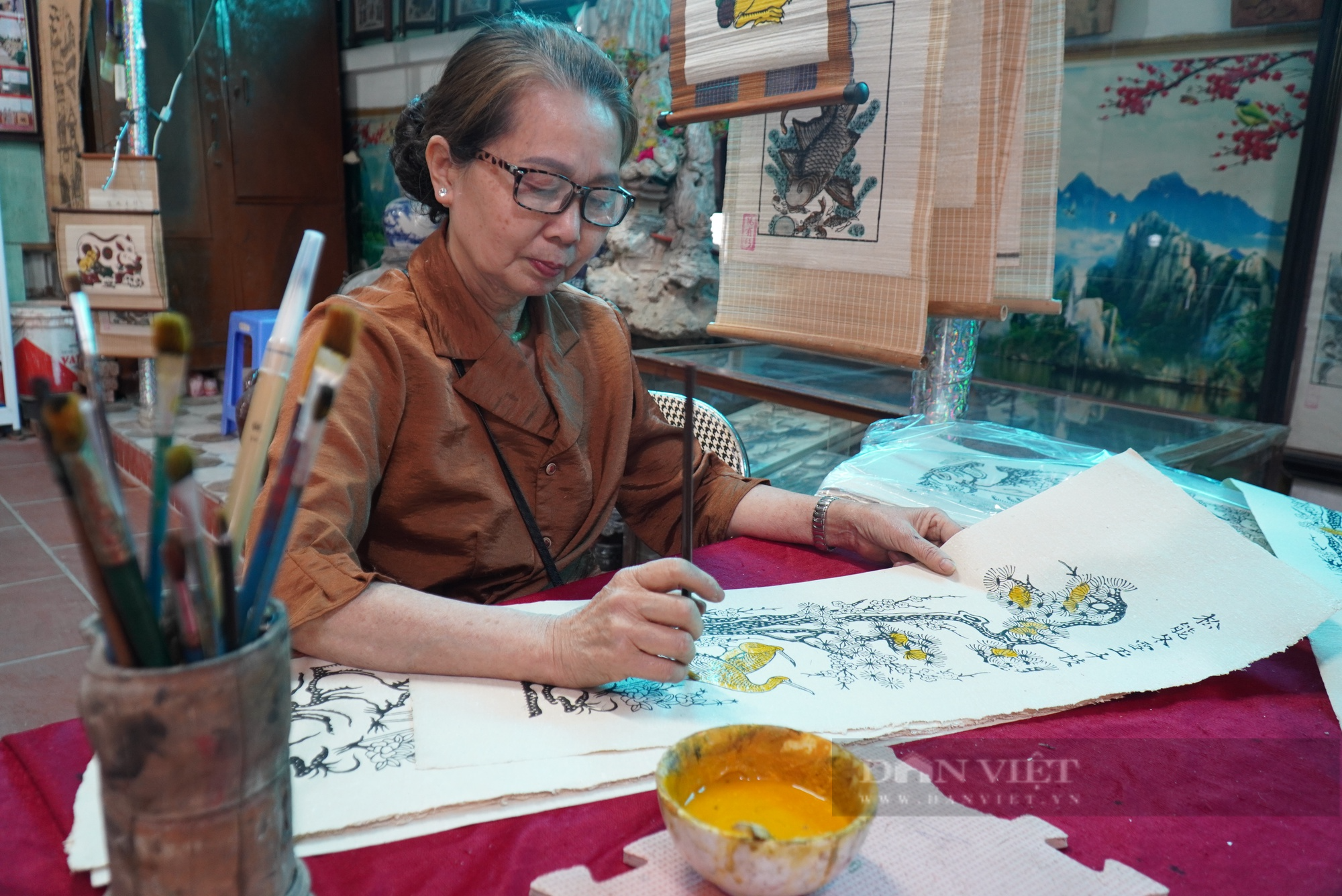 Giới trẻ thích thú trải nghiệm khu trưng bày, trực tiếp sờ vào nguyên liệu, tự tay làm tranh Đông Hồ yêu thích - Ảnh 8.