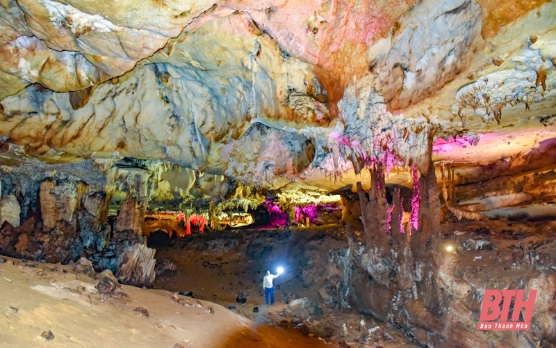 Hang động đá vôi dài 1km ở Thanh Hóa, vào động bật điện lên thấy xanh, đỏ, tím, vàng lung linh, huyền ảo - Ảnh 1.