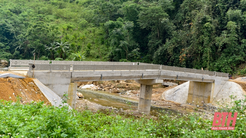 Hang động đá vôi dài 1km ở Thanh Hóa, vào động bật điện lên thấy xanh, đỏ, tím, vàng lung linh, huyền ảo - Ảnh 2.