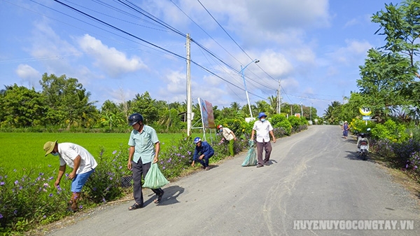 Đoạn đường hoa nông thôn mới đẹp, sạch ở một xã của Tiền Giang do Hội Nông dân cơ sở trồng, chăm sóc - Ảnh 1.